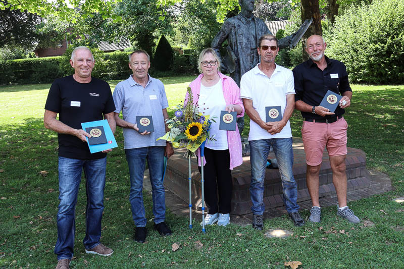 Mit der Ehrenplakette des Dachdeckerhandwerks wurden (v. l.) Frank Homburg, Friedrich-Wilhelm Stein, Ingrid Luig, Ralf Hasselmann und Christian Möller geehrt.