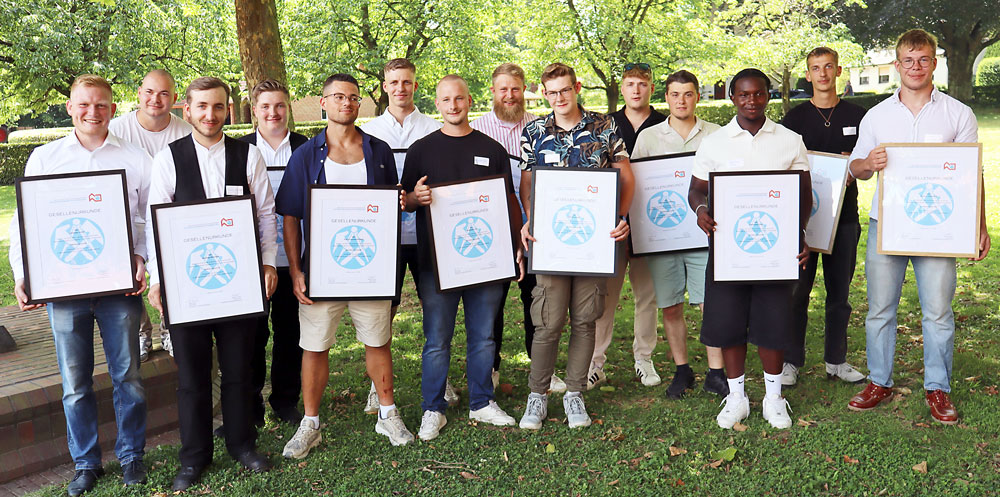 Auf dem Sommerfest der Dachdecker-Innung Wittekindsland nahmen diese neuen Fachkräfte des Dachdeckerhandwerks in den Kreisen Herford und Minden-Lübbecke ihre Gesellenurkunden persönlich entgegen. Foto: Christian Weber