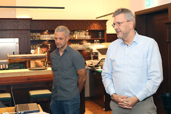 Schulleiter Bernd Koch (r.) und Klassenlehrer Andreas Wendt (l.) erläuterten, warum sich der Unterricht für die Unterstufe der Dachdecker am WNB von dem der privaten Berufsfachschule in Eslohe unterscheidet.