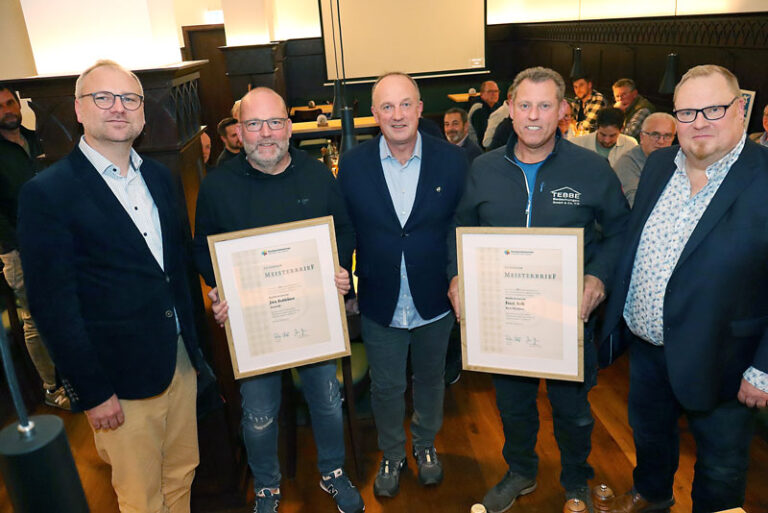 Auf der jüngsten Versammlung der Dachdecker-Innung Wittekindsland konnten die beiden Obermeister Stefan Lewe (Mitte) und Matthias Müller (r.) die Dachdeckermeister Jörn Reddehase (2. v. l.) aus Stemwede und Frank Kolb (2. v. r.) aus Porta Westfalica mit Silbernen Meisterbriefen ehren. Für Manuel Dierks (l.) waren es die letzten Ehrungen, zu denen er als Geschäftsführer der Innung und der Kreishandwerkerschaft gratulieren konnte. Fotos: Christian Weber