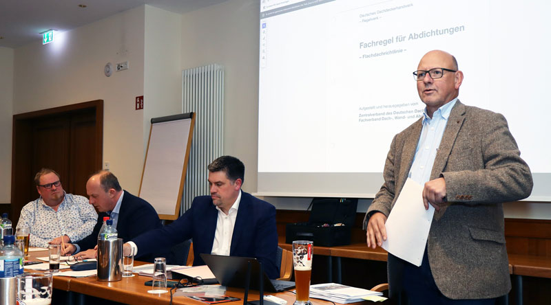 Fachliche Wissensvermittlung ist bei vielen Versammlungen der Dachdecker-Innung Wittekindsland ein wesentlicher Punkt auf der Tagesordnung. Jüngst referierte Dachdeckermeister Eckhard Hofmeister (r.) über die neue Flachdachrichtlinie. Dazu eingeladen hatten die Obermeister Matthias Müller (v. l.) und Stefan Lewe sowie Innungsgeschäftsführer Timm Oliver Weise. Foto: Christian Weber