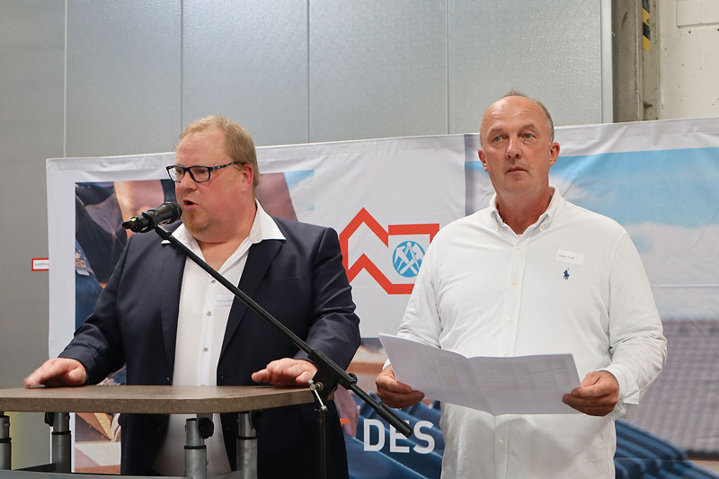 Die Innungsobermeister Matthias Müller und Stefan Lewe beim Aufrufen der Absolventen. Fotos: C. Weber